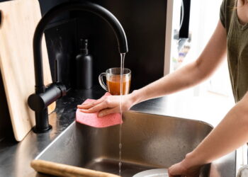 Sua conta de água pode cair muito com um detalhe invisível