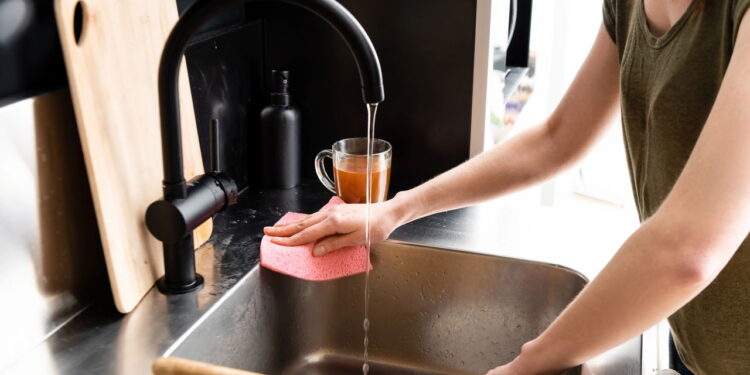 Sua conta de água pode cair muito com um detalhe invisível