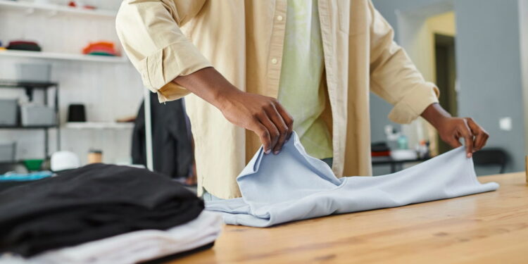 A dica simples para dobrar roupas e ganhar mais espaço no armário