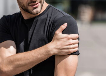 Fisioterapeutas explicam como vencer a bursite de ombro com movimentos simples