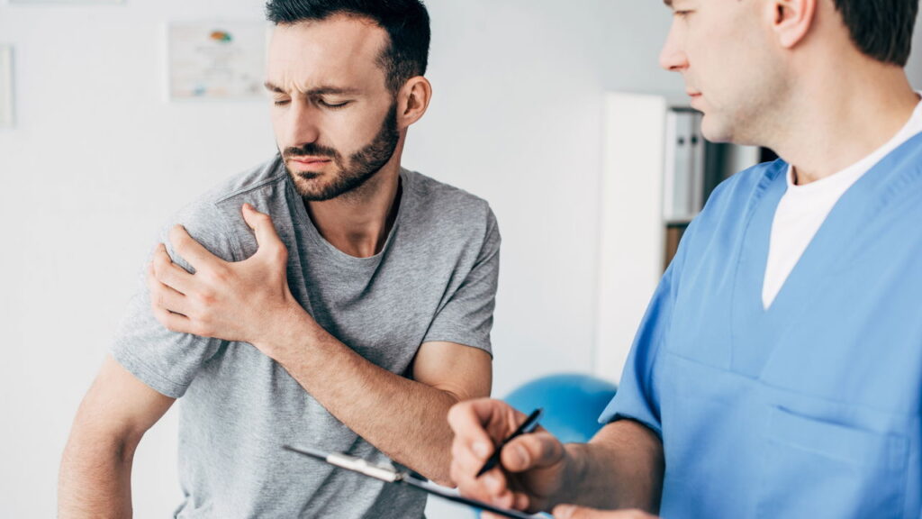 Fisioterapeutas explicam como vencer a bursite de ombro com movimentos simples