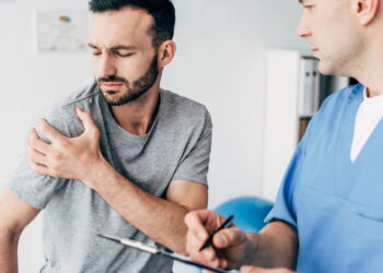 Ombro travado afeta a rotina e tem solução com exercícios certos