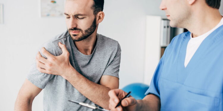 Ombro travado afeta a rotina e tem solução com exercícios certos