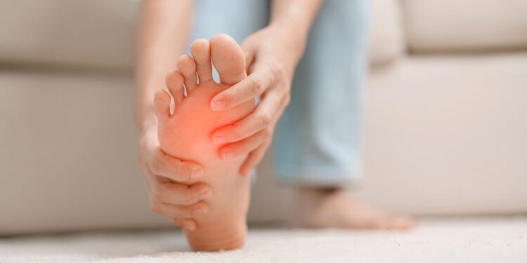 Dor no pé ao acordar pode ser fascite plantar e ela some com simples mudanças diárias