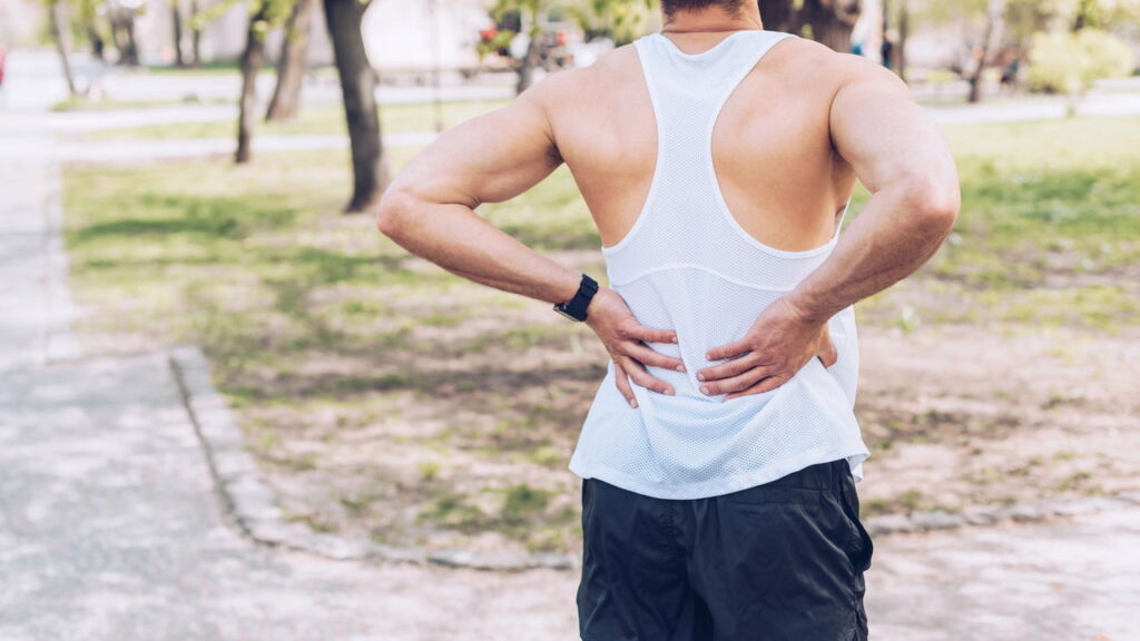 Guia prático de 10 dias para reduzir dores nas costas com sinais de alerta!