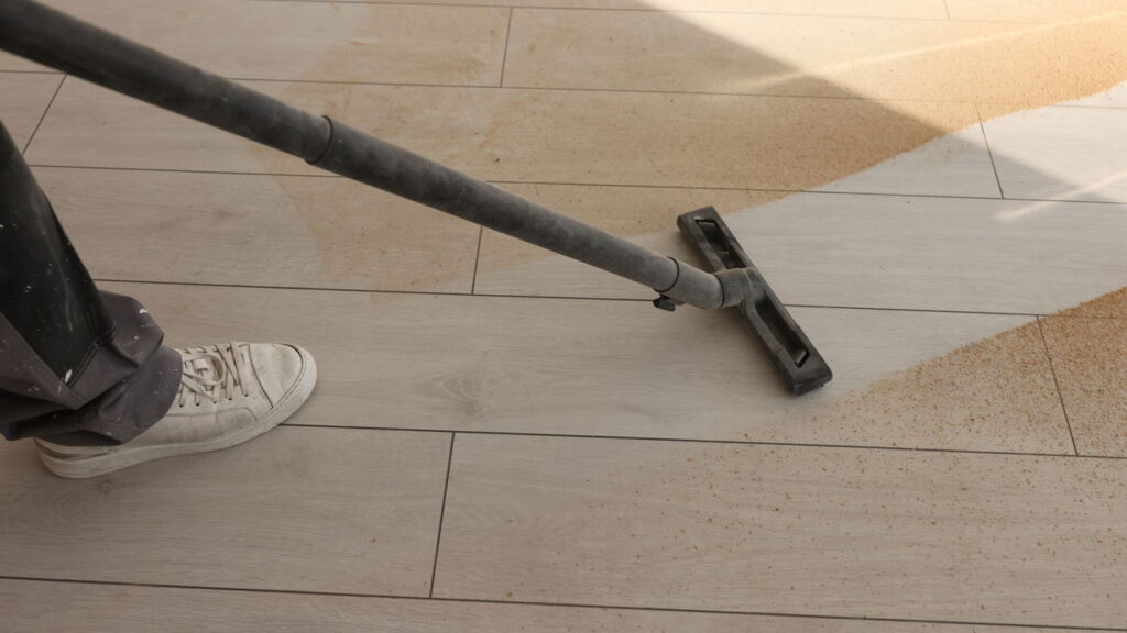 Nem pano de chão, nem mop: o acessório barato que deixa o piso brilhando