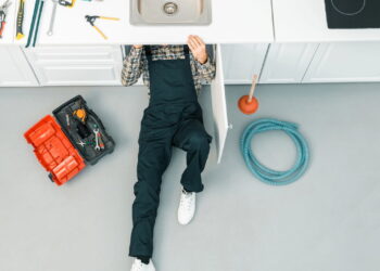 Um encanador ensinou esse truque para desentupir todos os canos de casa