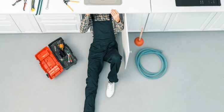 Um encanador ensinou esse truque para desentupir todos os canos de casa