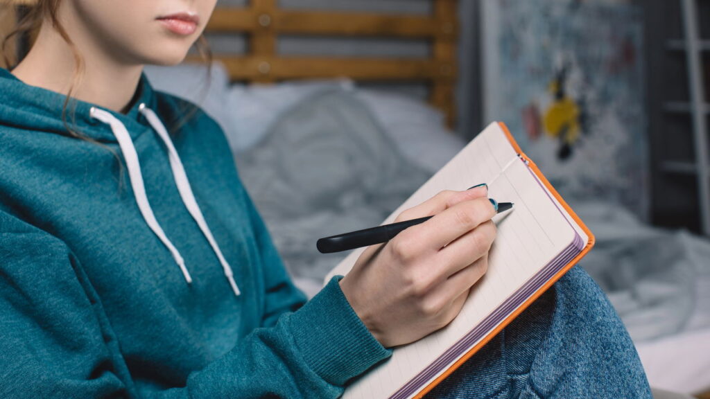 Escrever um diário melhora o bem-estar emocional, segundo a psicologia