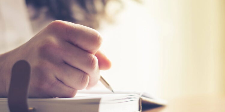 Escrever um diário melhora o bem-estar emocional, segundo a psicologia