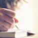 Escrever um diário melhora o bem-estar emocional, segundo a psicologia