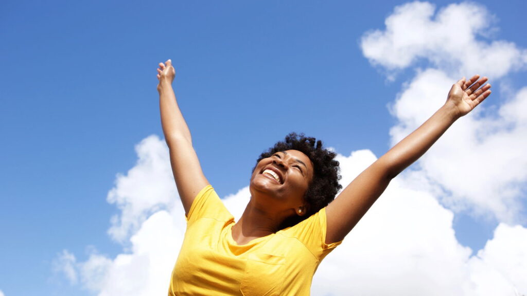 Praticar gratidão aumenta a felicidade, segundo psicólogos