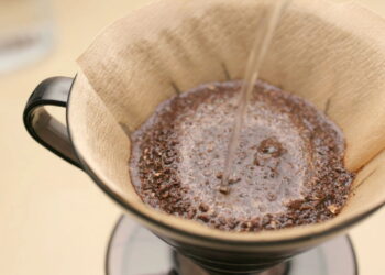 Pó de café usado virou aliado das casas brasileiras contra odores