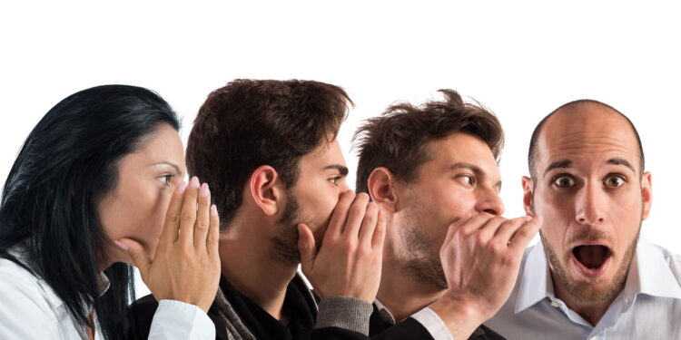 Por que amamos ouvir fofocas segundo a psicologia?