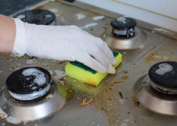 Não esfregue esponja de aço no fogão; esse truque com dois ingredientes limpa sem arranhar