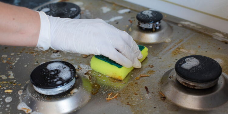 Não esfregue esponja de aço no fogão; esse truque com dois ingredientes limpa sem arranhar