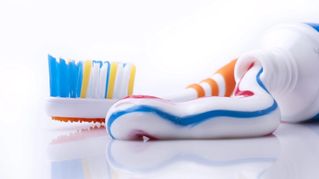 O que significa a faixa preta nos tubos de pasta de dente?