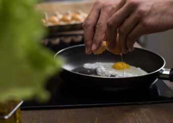 Neutralização de odores com vinagre e especiarias para purificar o ambiente