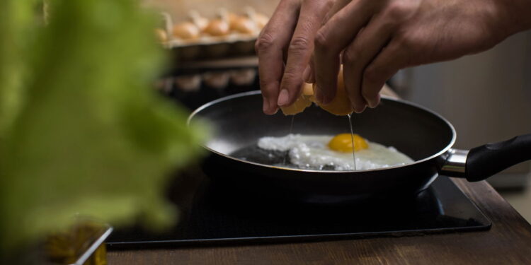 Neutralização de odores com vinagre e especiarias para purificar o ambiente