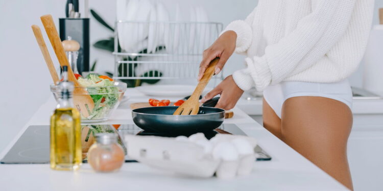Como eliminar o cheiro de fritura da casa com truques caseiros