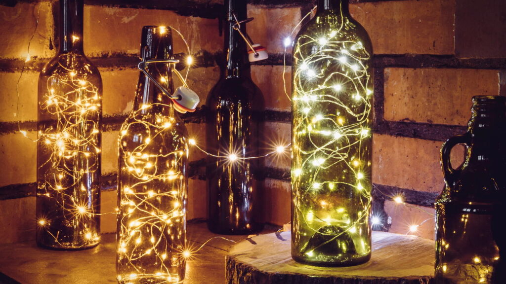 Não jogue fora garrafas de vidro: elas podem iluminar e decorar seus ambientes