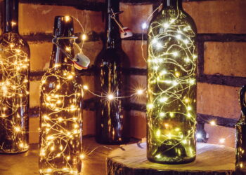 Não jogue fora garrafas de vidro: elas podem iluminar e decorar seus ambientes