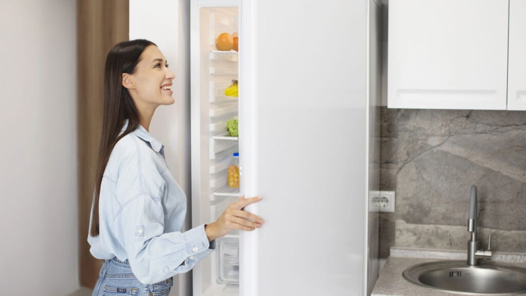 O que significa quando a geladeira faz estalos altos à noite?