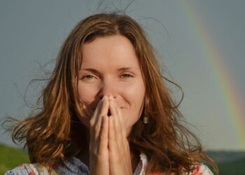 Praticar gratidão aumenta a felicidade, segundo psicólogos