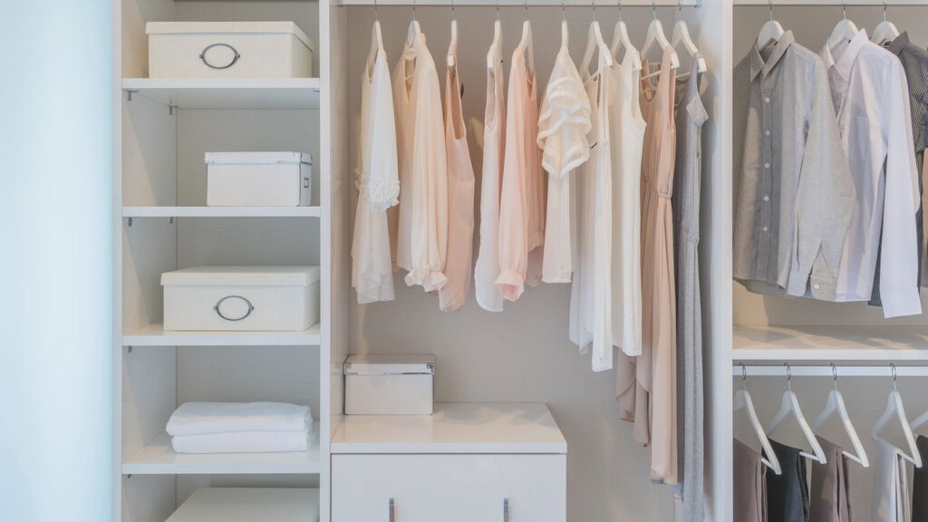 Dicas inteligentes que vão transformar seu guarda-roupa e liberar espaço