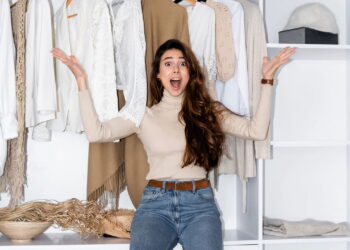 Dicas inteligentes que vão transformar seu guarda-roupa e liberar espaço
