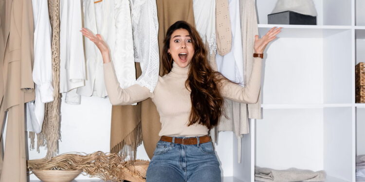 Dicas inteligentes que vão transformar seu guarda-roupa e liberar espaço