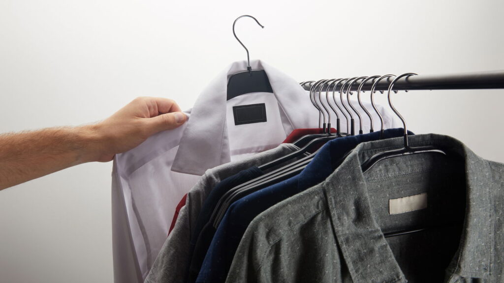 O erro ao guardar roupas que atrai traças para os armários