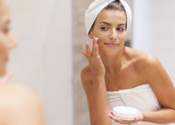 Quem tem pele oleosa precisa hidratar com isso para evitar ainda mais brilho