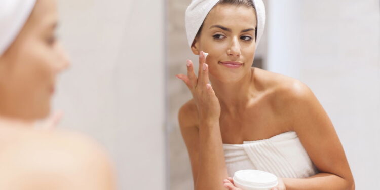 Quem tem pele oleosa precisa hidratar com isso para evitar ainda mais brilho