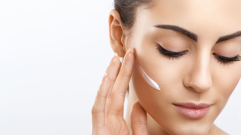 Quem tem pele oleosa precisa hidratar com isso para evitar ainda mais brilho