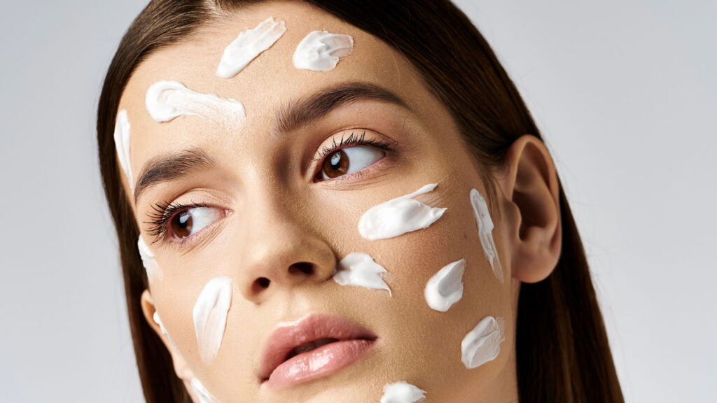 Nem esfoliante, nem tônico: o passo simples que deixa a pele mais uniforme