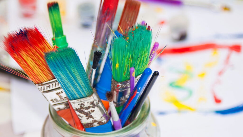 Passar muito tempo online pode prejudicar a criatividade, segundo especialistas