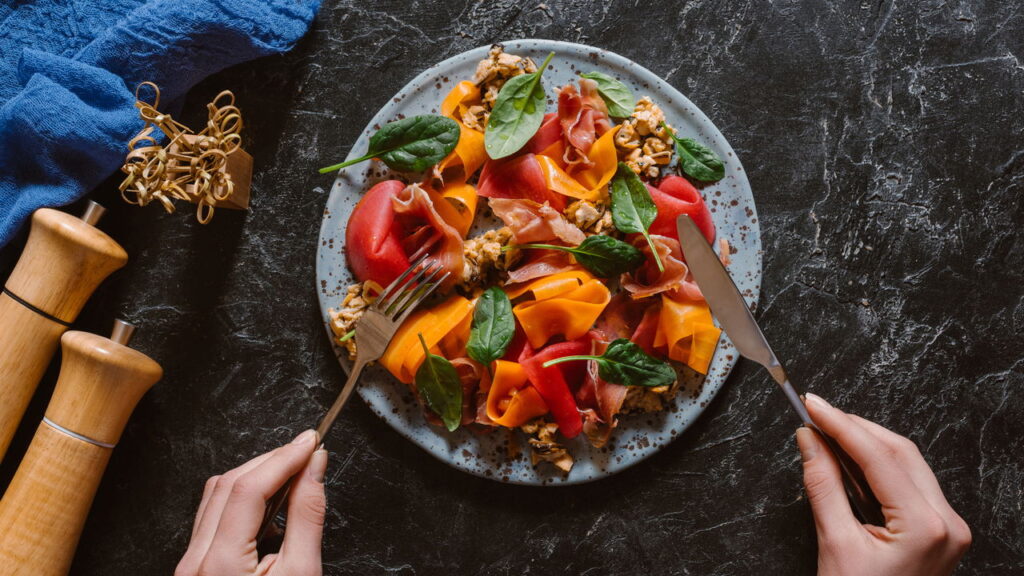 O horário que você janta pode estar influenciando no seu peso, segundo nutricionistas