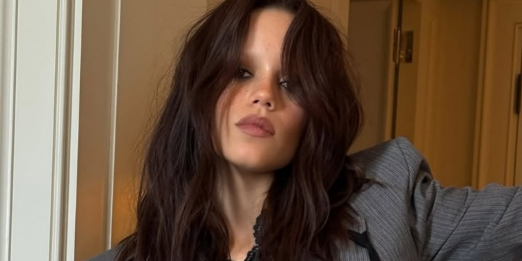 Tendência ousada de beleza apaga as sobrancelhas e conquista famosas