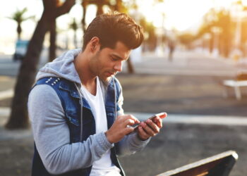 Excesso de telas pode causar problemas na postura de jovens ainda na adolescência