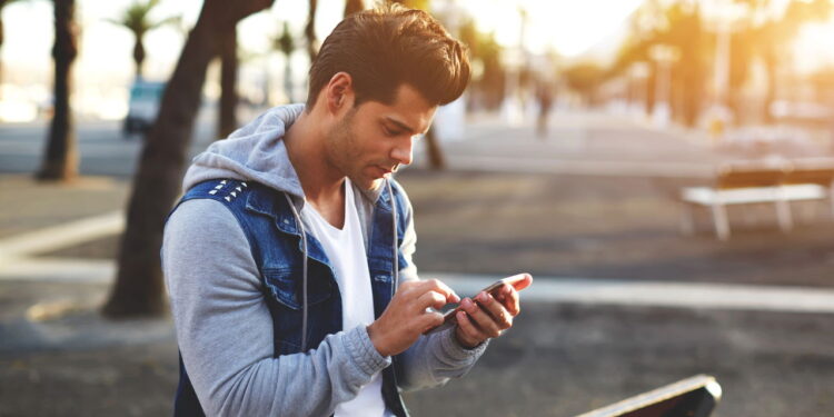 Excesso de telas pode causar problemas na postura de jovens ainda na adolescência
