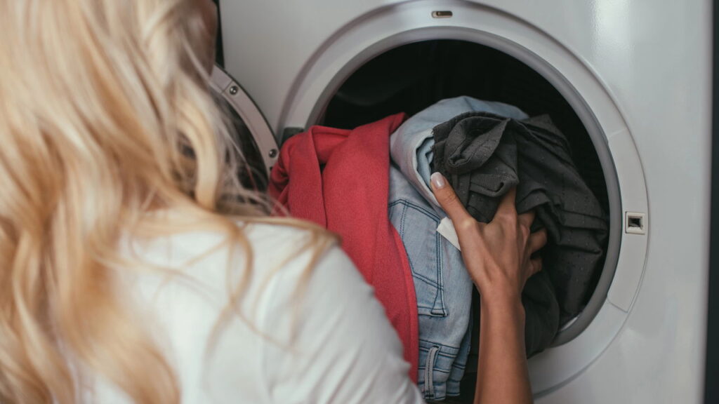 O melhor jeito de usar amaciante na limpeza sem desperdício