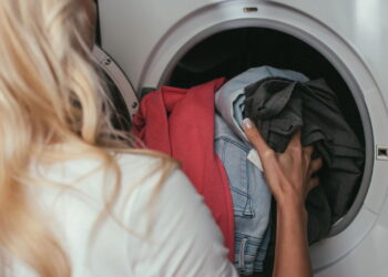 O melhor jeito de usar amaciante na limpeza sem desperdício