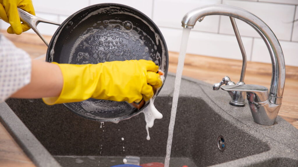 Nem detergente, nem sabão: como tirar gordura pesada de panelas