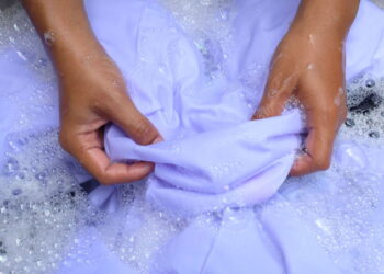Nem sabão em pó, nem amaciante: essa é a forma mais eficiente de lavar roupas brancas