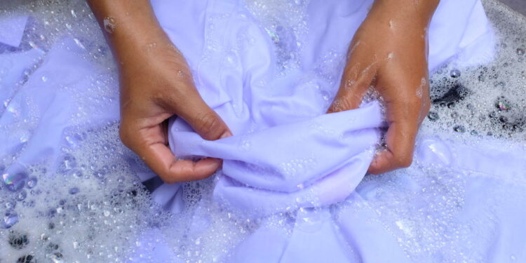 Nem sabão em pó, nem amaciante: essa é a forma mais eficiente de lavar roupas brancas
