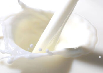 Beber leite para azia ajuda ou atrapalha? O que a ciência já sabe