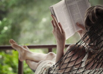 O melhor jeito de montar um cantinho de leitura acolhedor em casa