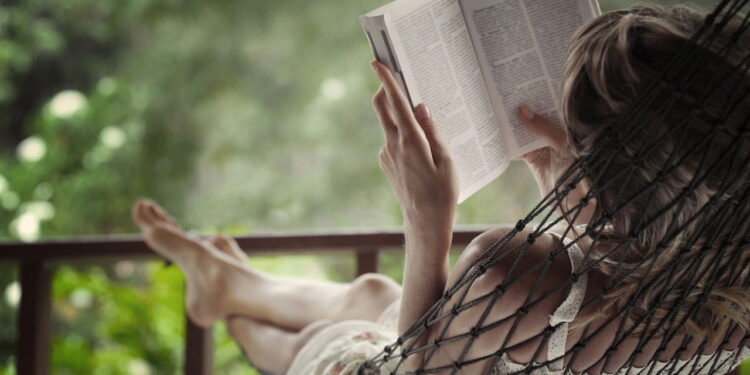 O melhor jeito de montar um cantinho de leitura acolhedor em casa