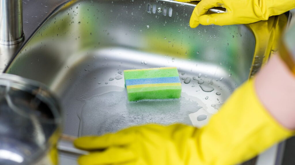 Nem desinfetante, nem cloro: jeito fácil de desinfetar a pia da cozinha